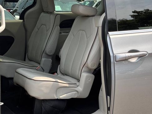 Used 2017 Chrysler Pacifica Limited FWD image 12