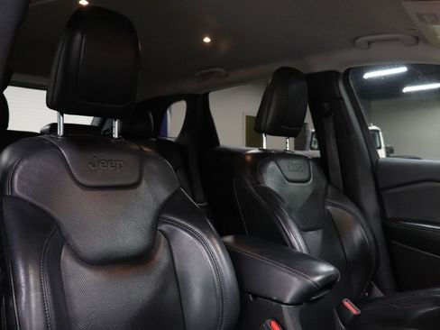 Used 2019 Jeep Cherokee Limited image 24