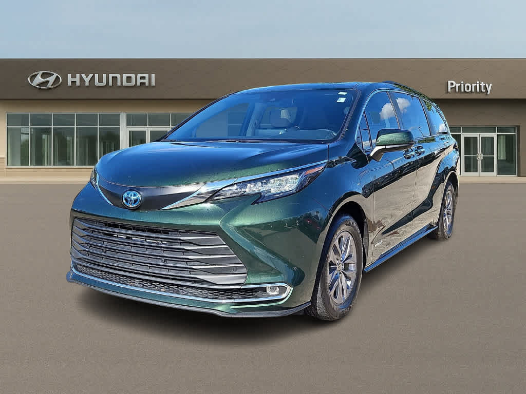 Used 2021 Toyota Sienna XLE FWD image 1