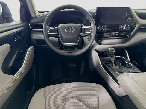 Used 2023 Toyota Highlander LE FWD image 20
