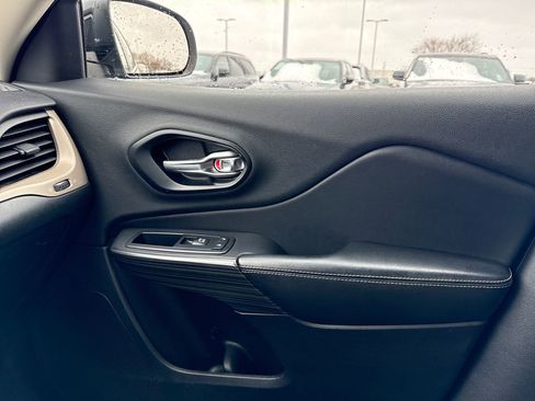 Used 2015 Jeep Cherokee Limited image 26