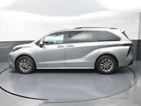 Certified 2025 Toyota Sienna XLE FWD image 4
