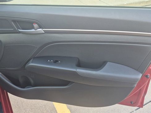 Used 2017 Hyundai Elantra Limited image 13