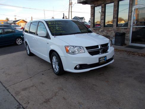 Used 2019 Dodge Grand Caravan SE FWD image 1