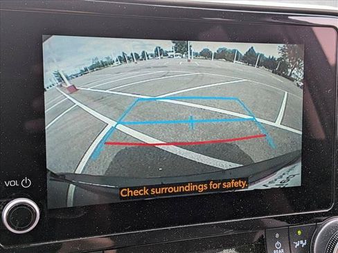 Used 2025 Toyota Highlander LE FWD image 11