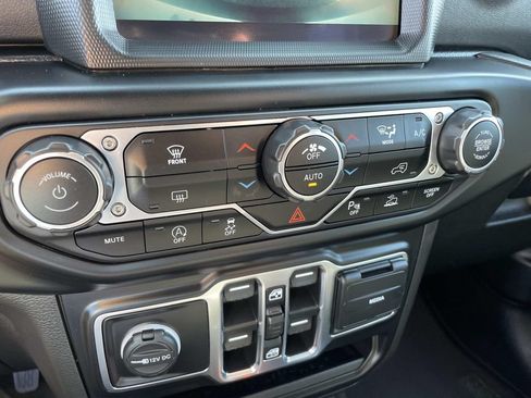 Used 2022 Jeep Wrangler Unlimited Sahara w/ Safety Group AWD/4WD image 46