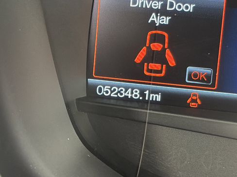 Used 2018 Ford Fusion SE w/ Fusion SE Technology Package FWD image 5