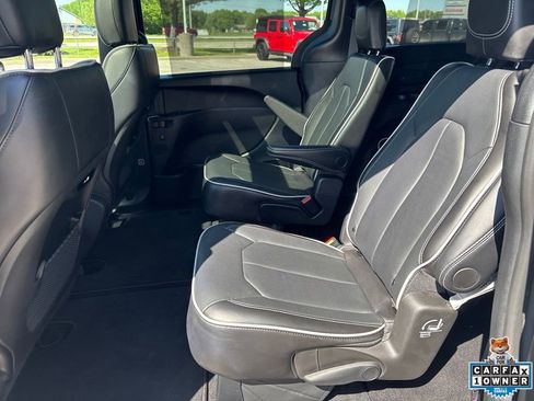 Used 2025 Chrysler Pacifica Limited AWD/4WD image 32