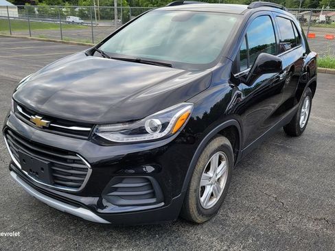Used 2019 Chevrolet Trax LT w/ LT Convenience Package FWD image 2