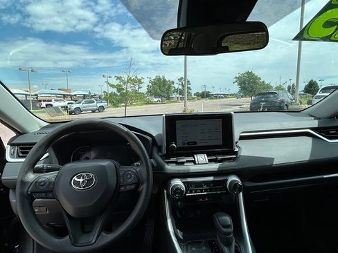 Used 2025 Toyota RAV4 XLE AWD/4WD image 14