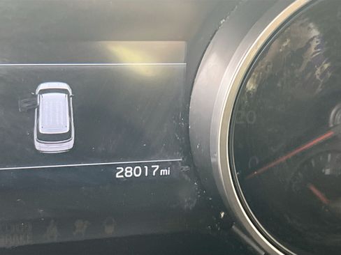 Used 2024 Kia Carnival EX FWD image 12