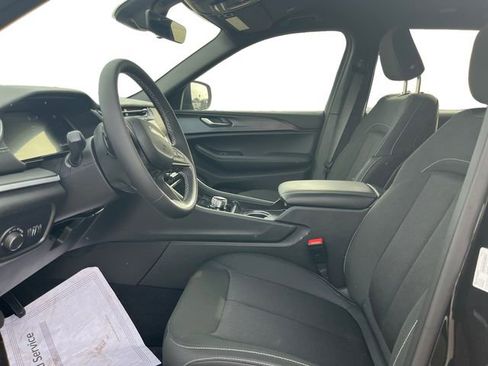 New 2025 Jeep Grand Cherokee L Laredo image 9