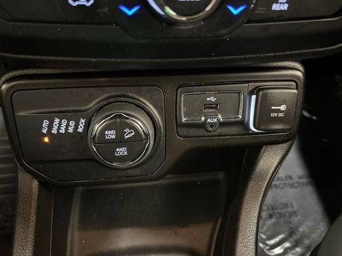 Used 2023 Jeep Renegade Trailhawk AWD/4WD image 24