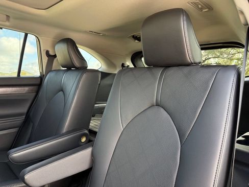 Used 2021 Toyota Highlander Platinum FWD image 19