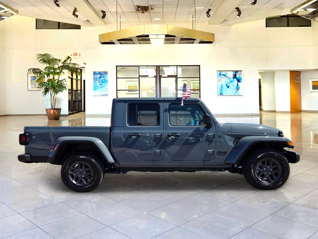 Used 2025 Jeep Gladiator Sport AWD/4WD image 4
