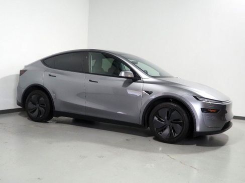 Used 2026 Tesla Model Y Long Range RWD image 1