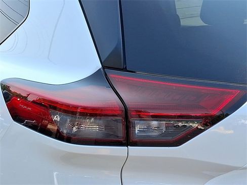 Used 2023 Nissan Rogue SV w/ SV Premium B Package image 10