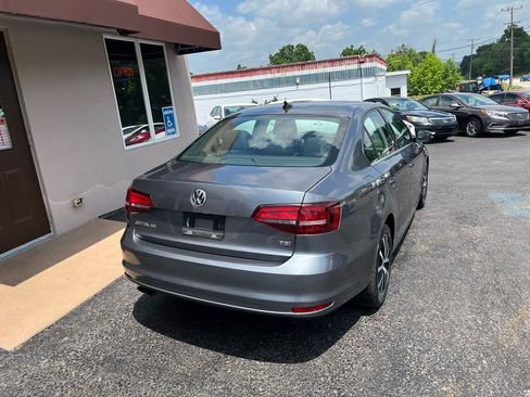 Used 2017 Volkswagen Jetta SE FWD image 6