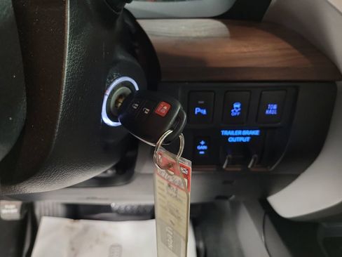 Used 2018 Toyota Tundra Limited w/ Limited Premium Package AWD/4WD image 23