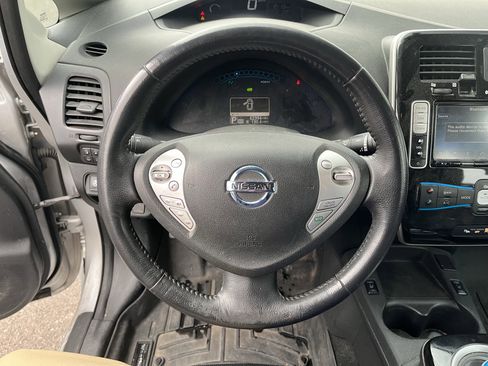 Used 2016 Nissan Leaf SL w/ Premium Package image 12