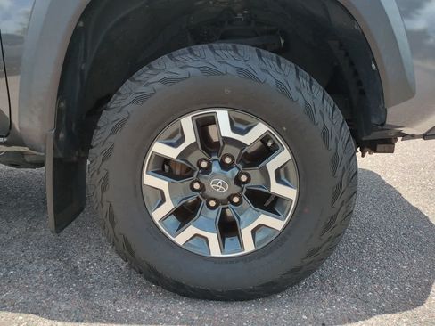 Used 2018 Toyota Tacoma TRD Off-Road AWD/4WD image 11