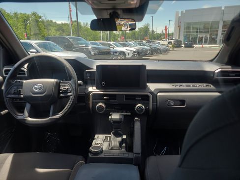 Certified 2025 Toyota Tacoma SR w/ SR Upgrade Package AWD/4WD image 18