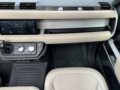 Used 2021 Land Rover Defender 90 First Edition image 29