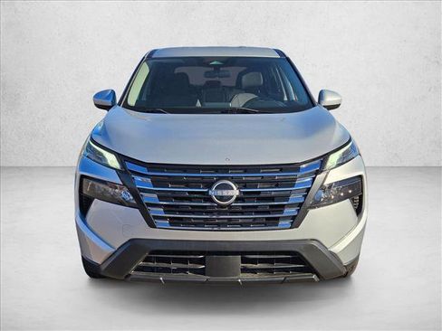 Used 2024 Nissan Rogue SV image 2