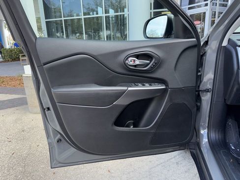 Used 2019 Jeep Cherokee Limited image 14