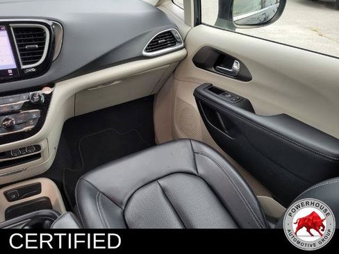 Used 2023 Chrysler Pacifica Touring-L FWD image 22