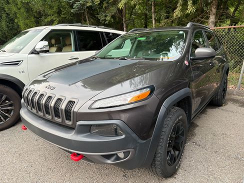 Used 2015 Jeep Cherokee Trailhawk w/ Cold Weather Group AWD/4WD image 2