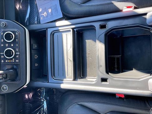 Used 2024 Land Rover Defender 110 X-Dynamic SE image 4