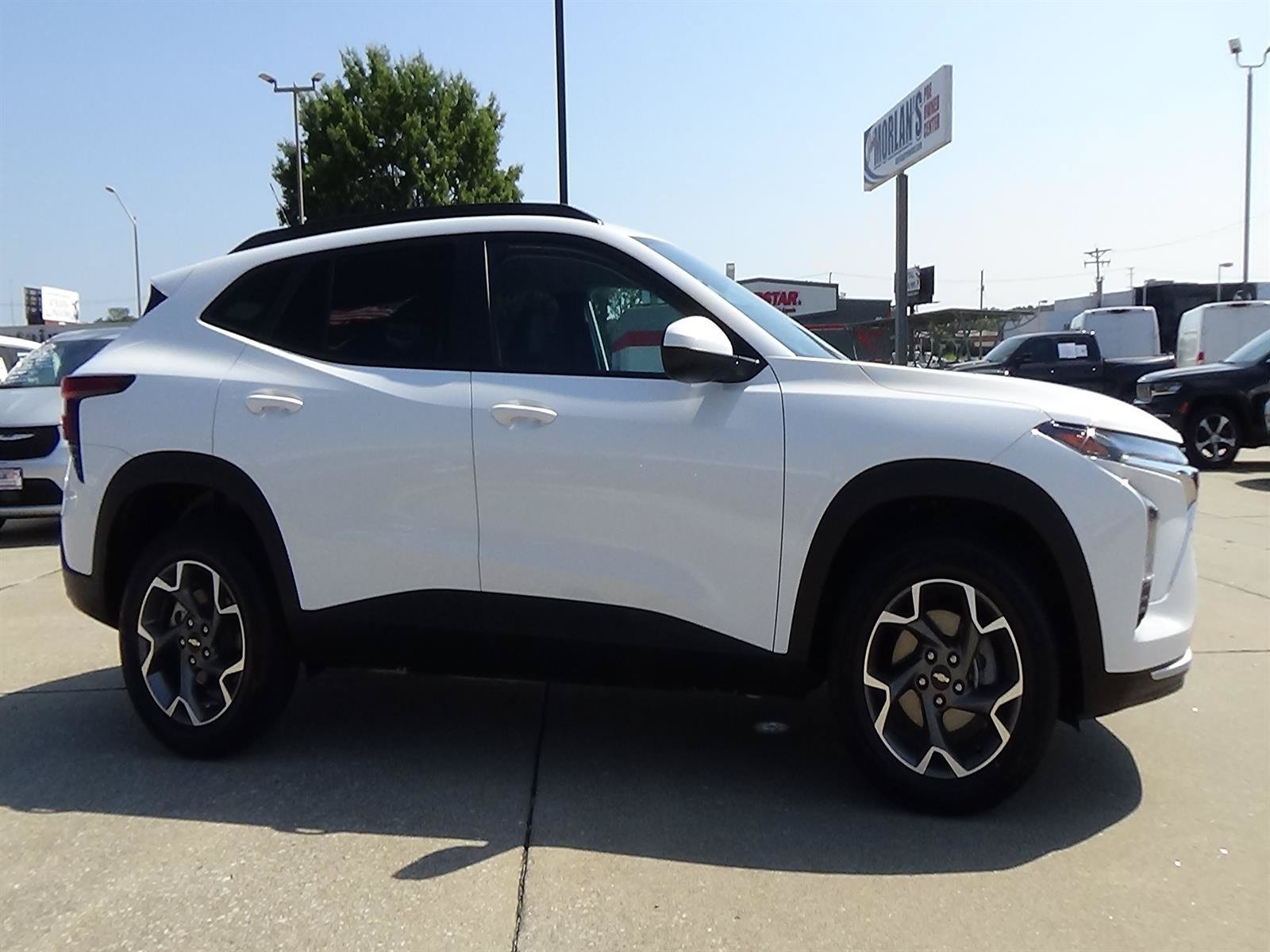 Used 2025 Chevrolet Trax LT FWD image 5