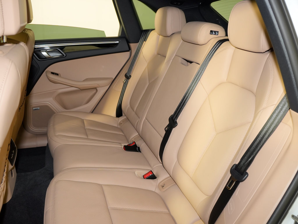 Certified 2020 Porsche Macan AWD/4WD image 36