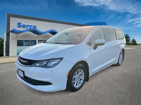 Used 2017 Chrysler Pacifica Touring image 1
