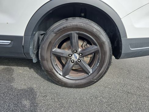 Used 2018 Ford Explorer XLT image 34