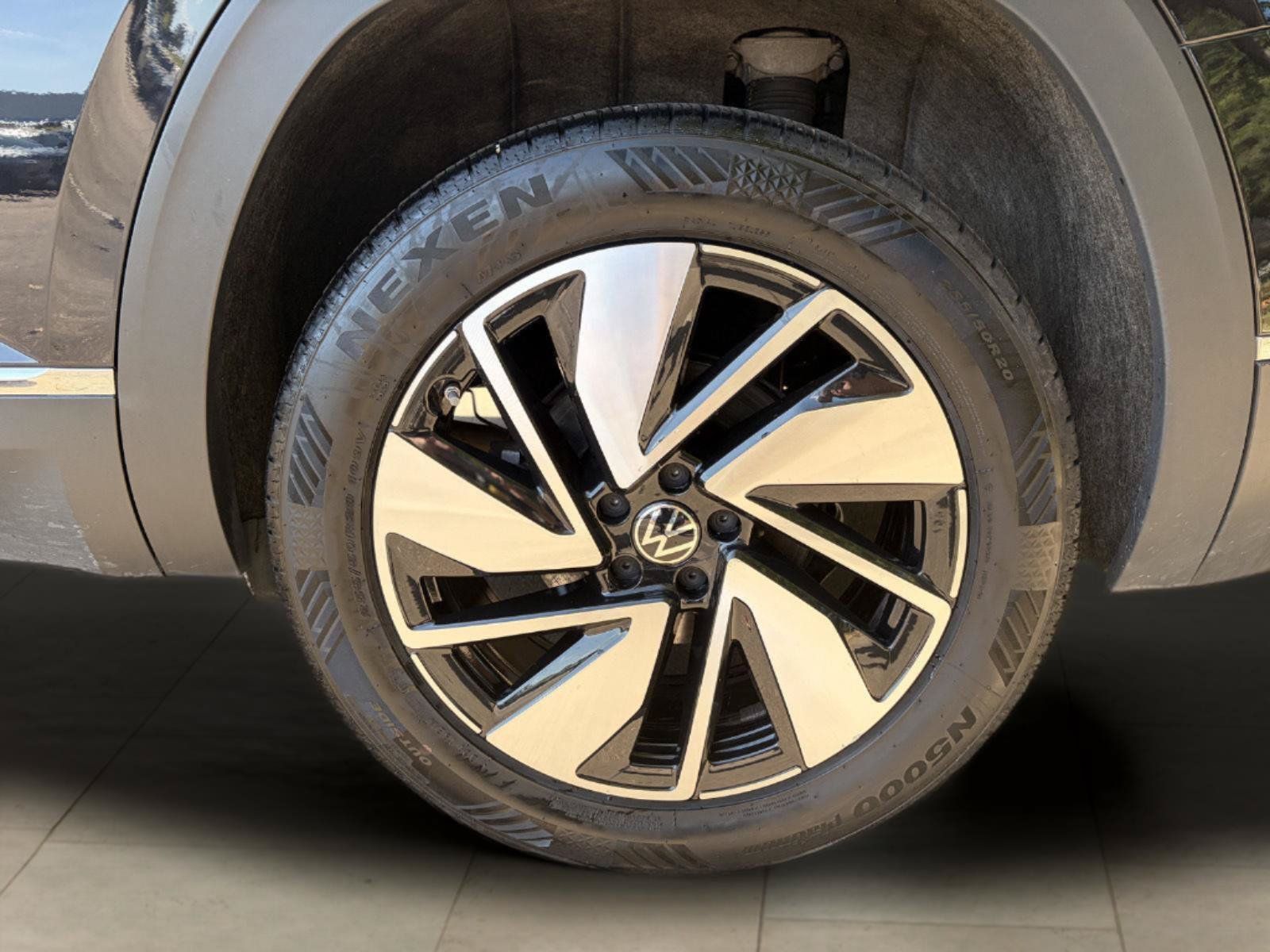 Used 2024 Volkswagen Atlas SEL AWD/4WD image 12