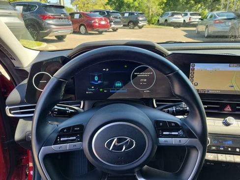 Used 2022 Hyundai Elantra Limited FWD image 25