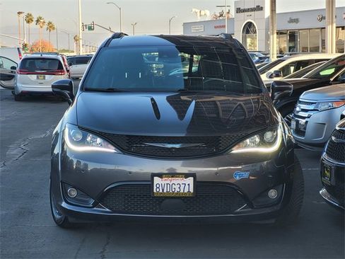 Certified 2020 Chrysler Pacifica Limited w/ Advanced Safetytec Group image 2