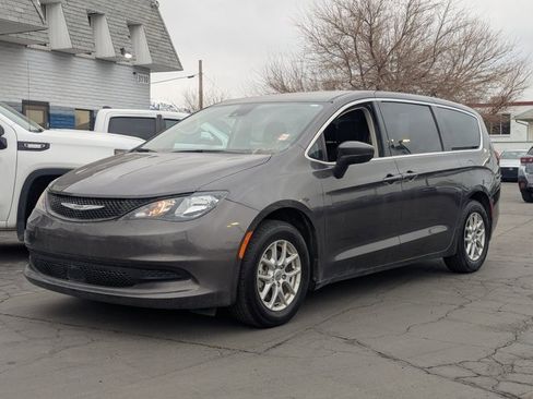 Used 2023 Chrysler Voyager LX image 8