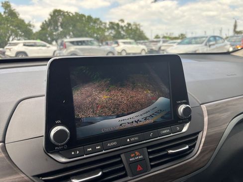 Used 2025 Nissan Altima 2.5 SV FWD image 24