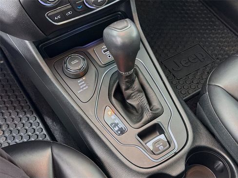 Used 2019 Jeep Cherokee Latitude Plus w/ Comfort/Convenience Group AWD/4WD image 18