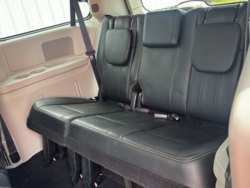 Used 2016 Chrysler Town & Country Touring w/ Driver Convenience Group FWD image 16