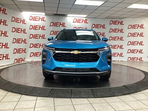 Used 2025 Chevrolet Trax LT w/ LT Convenience Package FWD image 2