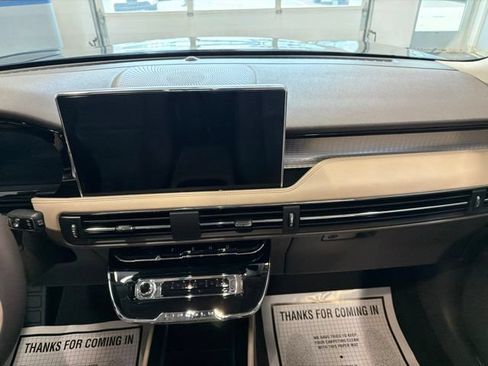 Used 2023 Lincoln Corsair AWD image 21