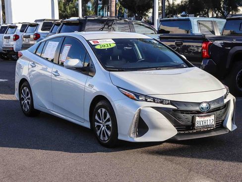 Used 2021 Toyota Prius Prime XLE image 3