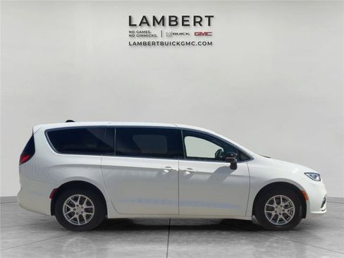Used 2025 Chrysler Pacifica Select FWD image 7