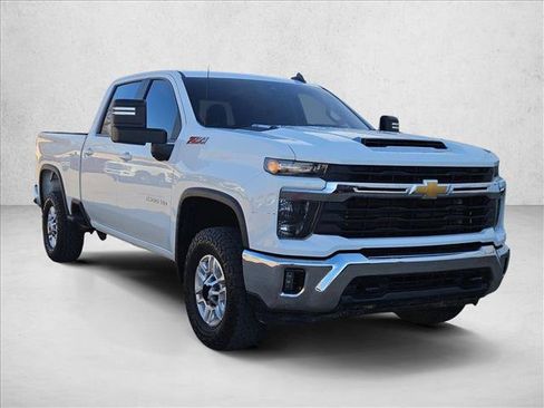 Used 2024 Chevrolet Silverado 2500 LT w/ Convenience Package image 3