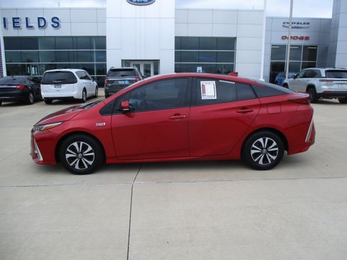 Used 2018 Toyota Prius Prime Advanced w/ Carpet Mat Package FWD image 2