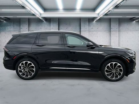 Certified 2024 Lincoln Nautilus Reserve image 3